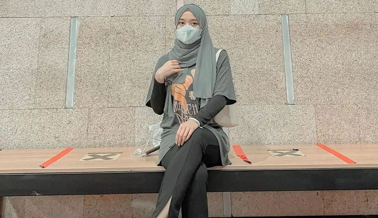Pelantun lagu “Buktikan” ini tampil trendy memadukan oversized t-shirt dengan inner dan cutbray pants. (Instagram/putridelinaa).