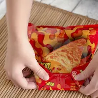 Bila nggak ada karet di rumah, coba membungkus snack dengan cara unik ini.