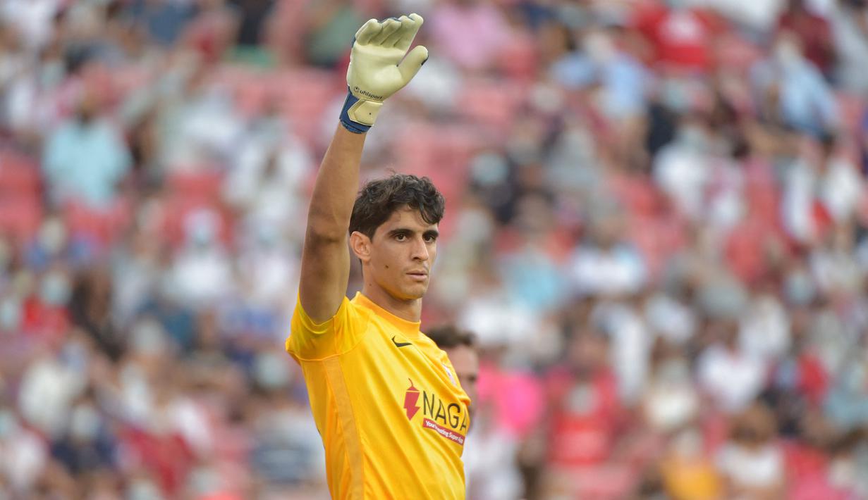 Kesuksesan Sevilla musim ini tak lepas dari Yassine Bounou atau dikenal dengan Bono yang berhasil membuat 13 clean sheet dalam 29 penampilannya. Kiper 30 tahun itu saat ini memiliki nilai pasar sebesar 15 juta euro. (AFP/Cristina Quicler)