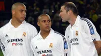 Roberto Carlos (tengah) saat masih membela Real Madrid bersama Zinedine Zidane (kanan) dan Ronaldo. (foto: Pasionfutbol)