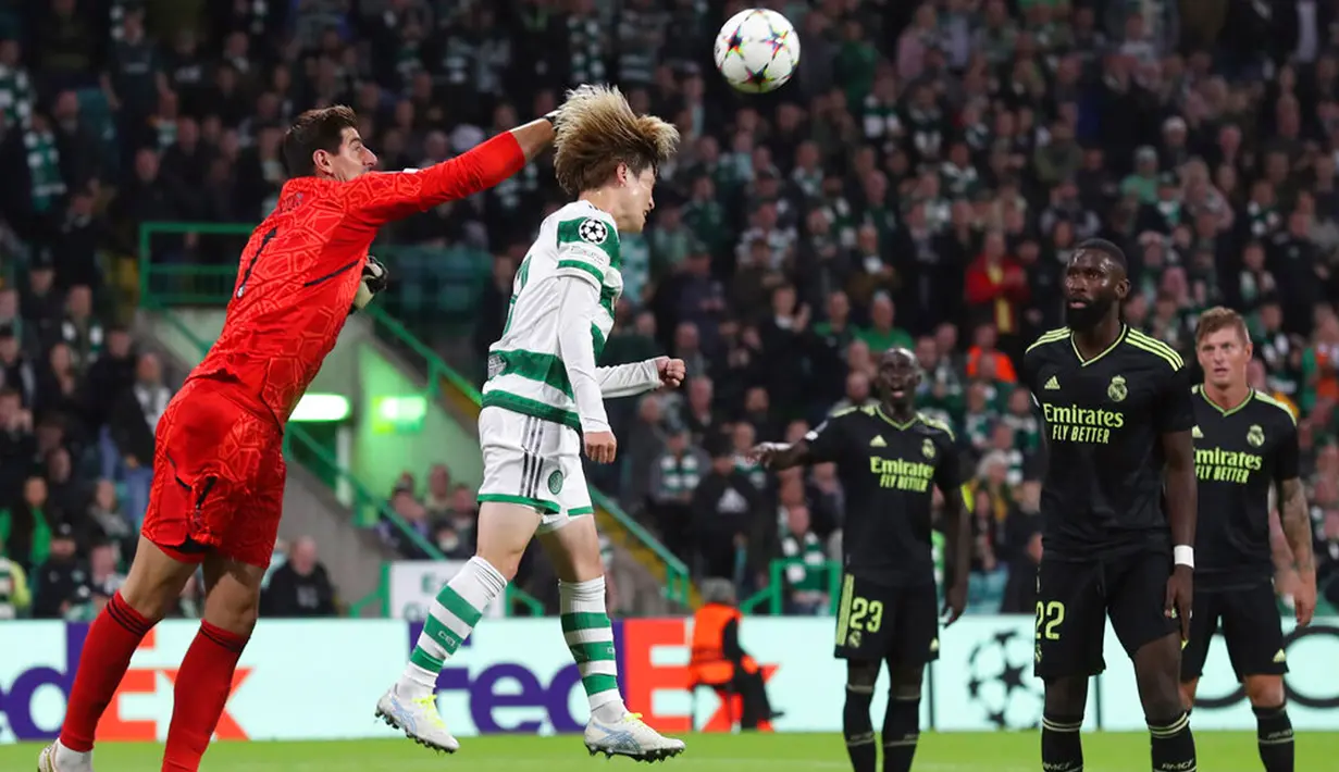 Penjaga gawang Real Madrid Thibaut Courtois (kiri) berebut bola dengan pemain Celtic Kyogo Furuhashi pada pertandingan sepak bola Grup F Liga Champions di Celtic Park, Glasgow, Skotlandia, 6 September 2022. Real Madrid mengalahkan Celtic dengan skor 3-0. (AP Photo/Scott Heppell)