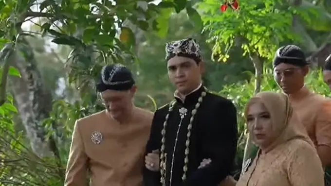 Gagahnya Maxime Bouttier Berbalut Beskap Jawa di Momen Akad Nikah