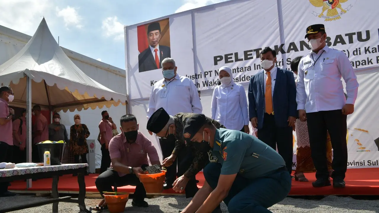 Menteri Ketenagakerjaan Ida Fauziyah mendampingi Wakil Presiden (Wapres) K.H. Ma'ruf Amin dalam acara peletakan batu pertama pembangunan kawasan industri PT Nusantara Industri Sejati (Istimewa)