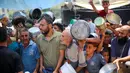 Di sisi lain, Israel hanya mengizinkan sedikit bantuan yang masuk ke Gaza setelah melonggarkan sebagian blokade yang telah berlangsung selama lebih dari 11 minggu. (Eyad BABA/AFP)
