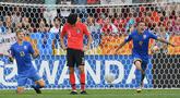 Dalam 22 edisi Piala Dunia U-20, tercatat ada 4 laga final yang menghasilkan banyak gol mulai edisi pertama tahun 1977 hingga edisi terakhir tahun 2019. Keempat laga tersebut semuanya menghasilkan 4 gol dalam waktu normal, di mana 3 wakil Asia menjadi korbannya. Berikut daftar keempat laga final tersebut. (AFP/Janek Skarzynski)