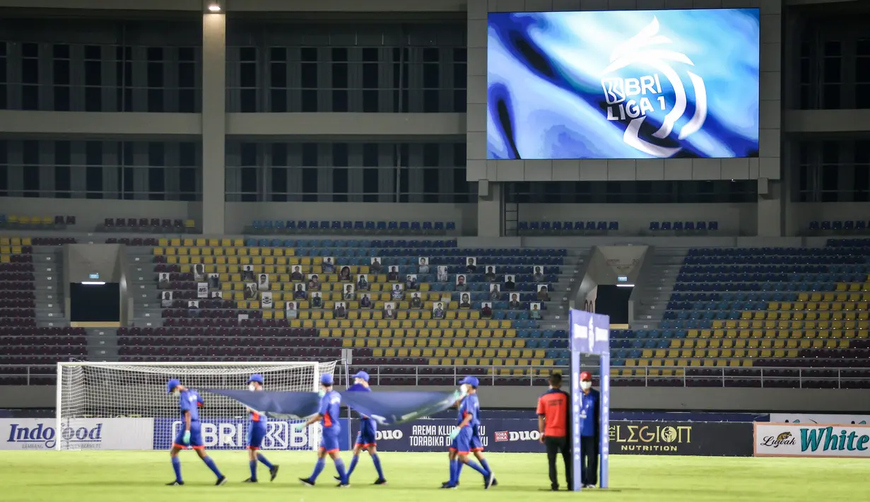 Sejumlah papan berwajah para fans Arema FC terlihat saat laga pekan kesebelas BRI Liga 1 2021/2022 antara Arema FC melawan Persebaya Surabaya di Stadion Manahan, Solo, Sabtu (06/11/2021). (Bola.com/Bagaskara Lazuardi)