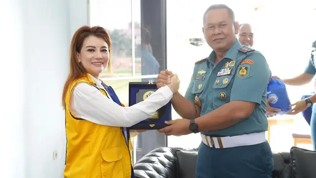Livienne Rusellia menyerahkan bantuan paket sembako kepada jajaran TNI Angkatan Laut