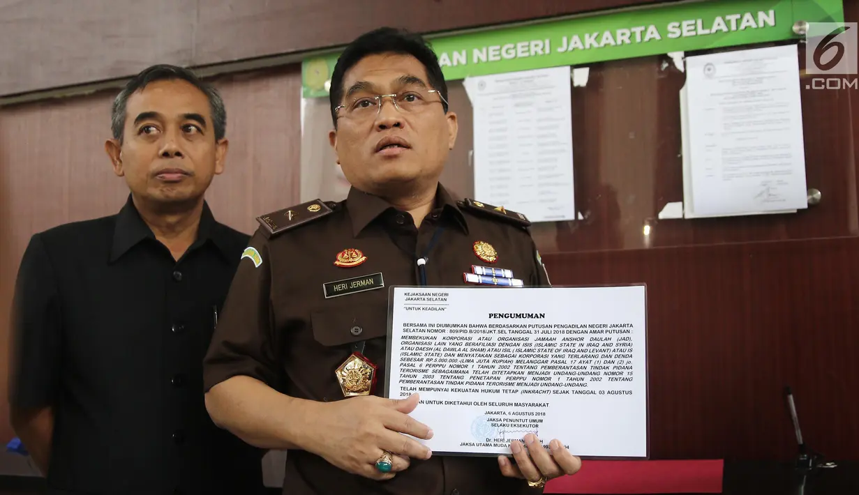 Jaksa Penuntut Umum selaku eksekutor, Heri Jerman bersiap memasang pengumuman pembekuan Jamaah Ansharut Daulah (JAD) di PN Jakarta Selatan, Senin (6/8). Pemasangan pengumuman sebagai bentuk telah mengeksekusi korporasi JAD. (Liputan6.com/Herman Zakharia)