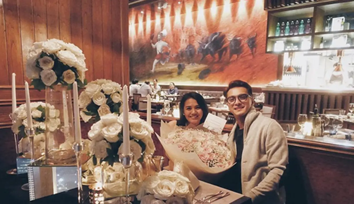 Sikap romantis sepertinya tak hanya diberikan dari Kirun sebagai suami, namun Herfiza yang kerap dipanggil Moya oleh Kirun  pun tak segan menuliskan kata-kata yang romantis setiap kali dirinya mengunggah foto di Instagram. (Instagram/Herfiza)