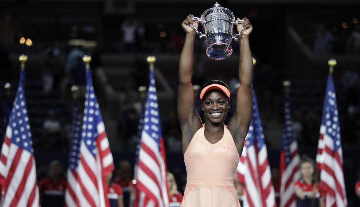Sloane Stephens mengnangkat trofi AS Terbuka 2017 setelah menang atas Madison Keys di di Arthur Ashe Stadium, New York, (9/9/2017). Stephens menang atas Madison Keys 6-3, 6-0. (AP/Julio Cortez)
