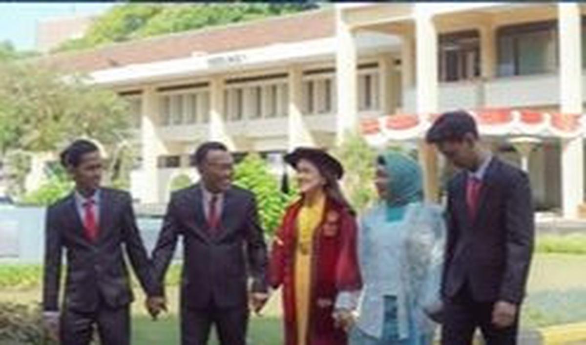 Putri sulung Sugiri itu diketahui baru saja lulus dari Universitas Padjajaran, Bandung jurusan Ilmu Politik.