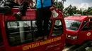 Sopir angkot Koperasi Wahana Kalpika (KWK) membawa pengeras suara untuk berorasi saat menggelar aksi di Balai Kota DKI Jakarta, Rabu (2/8/2023). (Liputan6.com/Faizal Fanani)