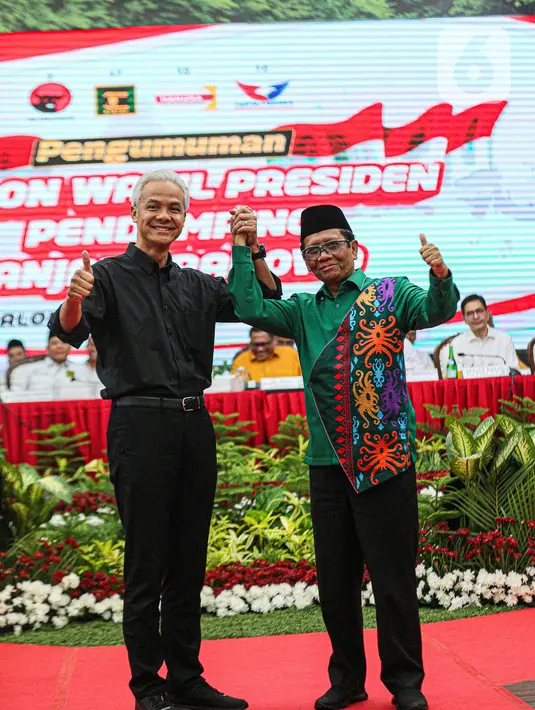 Bakal calon wakil presiden (cawapres) pendamping Ganjar Pranowo dan Menko Polhukam) Mahfud MD acara pengumuman bakal calon wakil presiden pada Pilpres 2024 di Kantor DPP PDIP, Jakarta, Rabu (18/10/2023).   (Liputan6.com/Faizal Fanani)