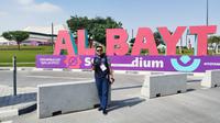 Jurnalis Bola.com, Ade Yusuf Satria, siap tempur di Piala Dunia 2022, menjelang pembukaan di Stadion Al Baiyt, Qatar. (Bola.com/Hendri Wibowo)