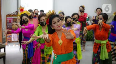 Anggota Perempuan Pelestari Budaya Indonesia menari Bali dalam Fashion Show Virtual di Jakarta, Sabtu (21/11/2020). Acara ini bertemakan #BalikemBali bertujuan eksplorasi yakni mengangkat kembali minat wisatawan lokal maupun mancanegara untuk berkunjung ke Bali. (Liputan6.com/Faizal Fanani)