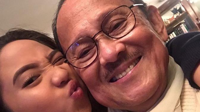 Potret Farrah Azizah Bareng Sang Kakek BJ Habibie (sumber: instagram/@farrahhab)