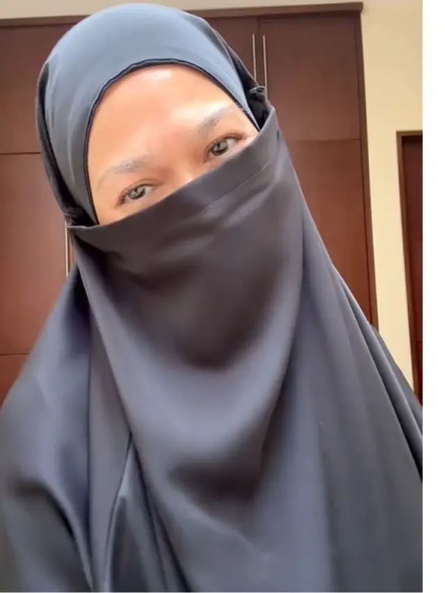 6 Potret Donna Harun Berhijab Syari Ini Bikin Pangling, Disebut Mirip Menantu