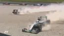 Dua pebalap Mercedes, Nico Rosberg dan Lewis Hamilton, terlibat tabrakan di lap pertama F1 GP Spanyol di Sirkuit Catalunya, Spanyol, Minggu (15/5/2016). (Bola.com/Twitter/F1)