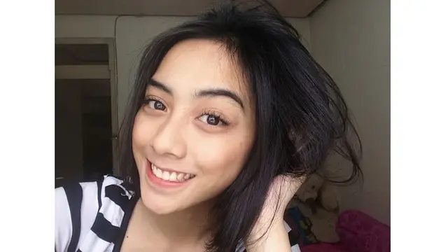 Potret Azri saat tidak menggunakan makeup, cantik dan natural.