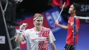 Selebrasi atlet bulutangkis tunggal putra Denmark, Viktor Axelsen (kiri) usai mengalahkan Anthony Ginting di semifinal Piala Thomas 2020 yang berlangsung di Denmark, Sabtu (16/10/2021). (AFP/Ritzau Scanpix/Claus Fisker)