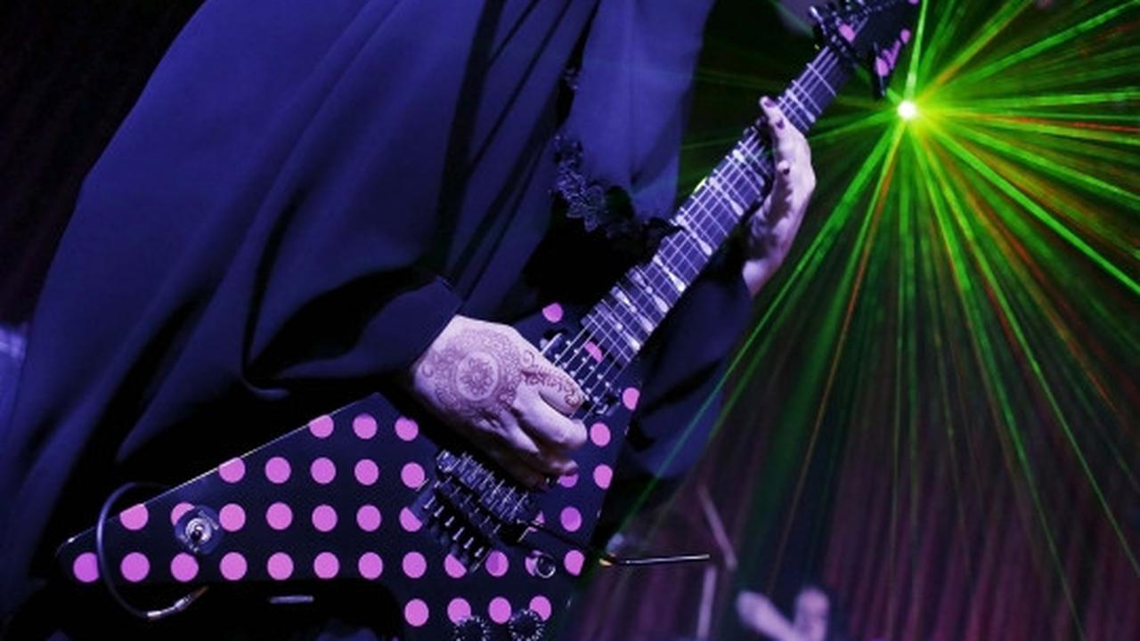 Wanita muslim bercadar ini ternyata gitaris band metal