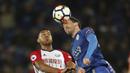 Pemain West Bromwich, Salomon Rondon mengganggu pemain Leicester City, Christian Fuchs (kanan) saat menyundul bola pada laga Premier League di King Power Stadium, Leicester, (16/10/2017). Leicester bermain imbang 1-1. (Nick Potts/PA via AP)