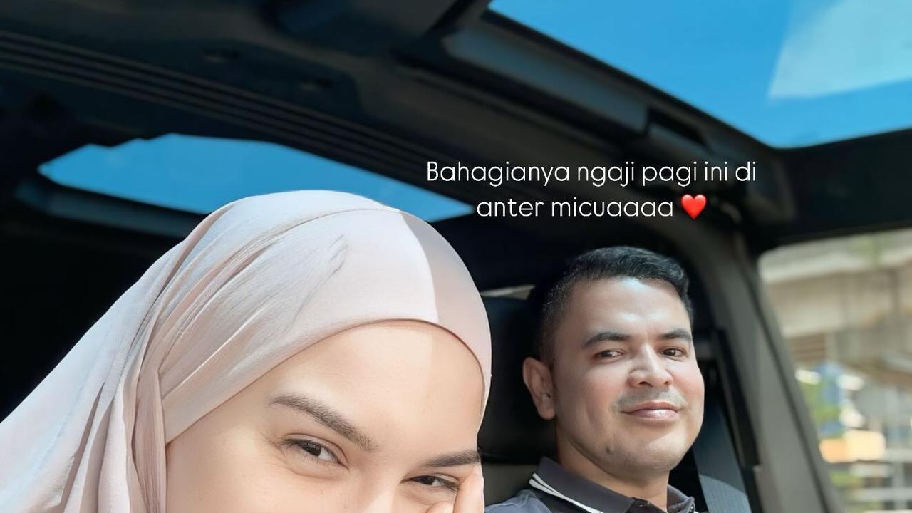 Irish Bella dan Haldy Sabri Datang ke Sebuah Acara, Tampak Bahagia - Air Rumi Tertawa Lepas Sambil Tiduran ke Ayah Sambung