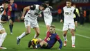 Pemain Barcelona, Fermin Lopez berebut bola dengan pemain Valencia, Cesar Tarrega pada laga lanjutan Liga Spanyol 2024/2025 di Estadi Olimpic Lluis Companys, Barcelona, Spanyol, Senin (27/01/2025) dini hari WIB. (AP Photo/Joan Monfort)