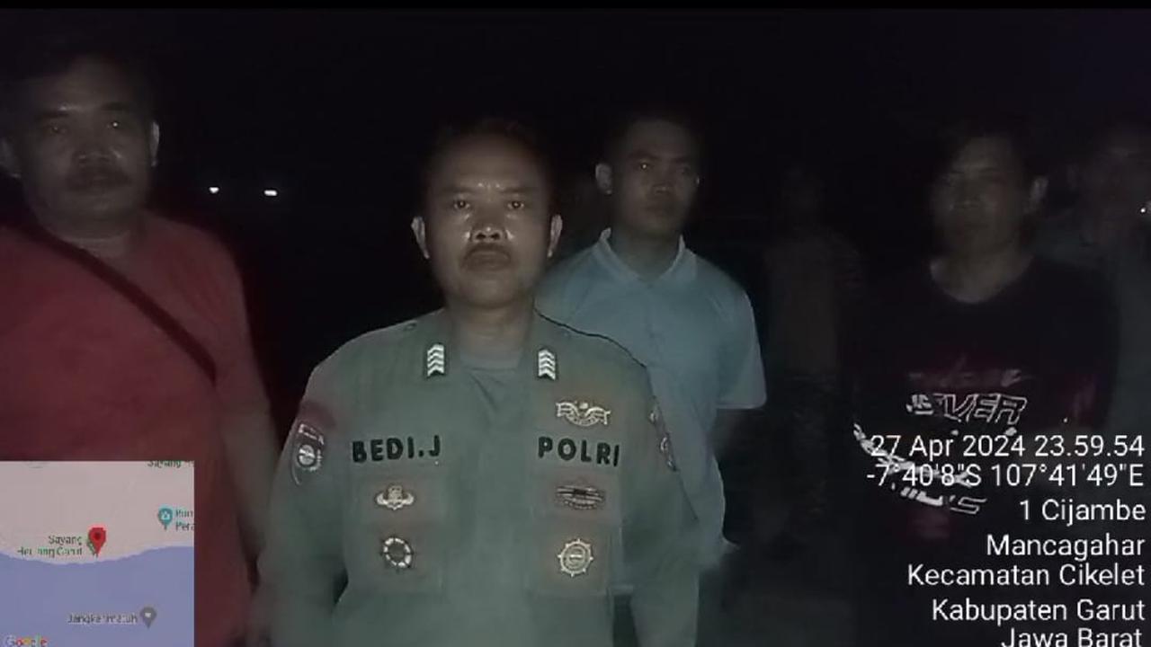 Bedi Jubaedi, anggota Polsek Pameungpeuk menyatakan, setelah gempa magnitudo 6,5 berlangsung, kondisi air laut kembali normal, dan tidak menunjukan hadirnya ancaman tsunami. (Liputan6.com/Jayadi Supriadin)