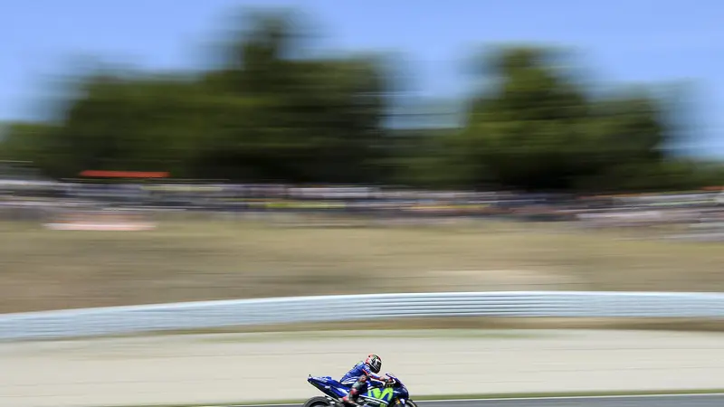 Pembalap Movistar Yamaha, Maverick Vinales, gagal menyelesaikan balapan MotoGP Belanda di Sirkuit Assen, Minggu (25/6/2017). (AFP/Josep Lago)