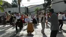 Sejumlah warga menari tarian tradisional khas Funchal, Portugal. Kota ini merupakan tempat bintang Real Madrid, Cristiano Ronaldo, lahir dan dibesarkan. (Bola.com/Reza Khomaini)