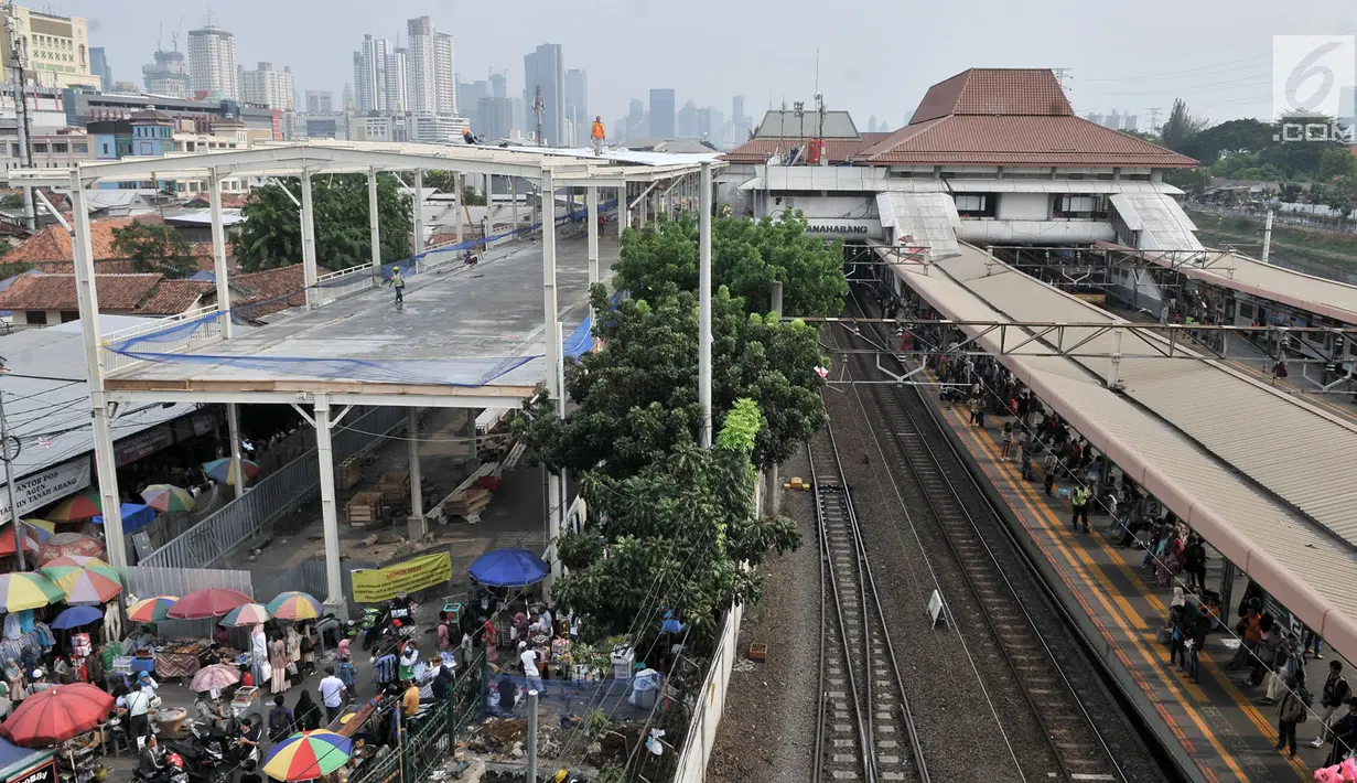 Pemandangan proyek pembangunan Skybridge Tanah Abang, Jakarta, Minggu (14/10). Saat ini progres pembangunan Skybridge Tanah Abang baru mencapai 75 persen. (Merdeka.com/Iqbal Nugroho)