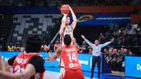 Pemain Timnas Basket Latvia, Davis Bertans berusaha melepaskan shooting untuk mencetak angka saat menghadapi Lebanon pada laga pembuka Grup H Piala Dunia FIBA 2023 di Indonesia Arena, Kompleks Gelora Bung Karno, Senayan, Jakarta, Jumat (25/08/2023). (Bola.com/Bagaskara Lazuardi)