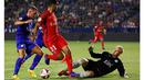 Pemain PSG, Hatem Ben Arfa mencoba melewati hadangan kiper Leicester City, Kasper Schmeichel pada laga International Champions Cup 2016 di StubHub Center, Carson, California, (30/7/2016). (Reuters/Mario Anzuoni)