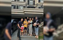Raffi Ahmad Foto Bareng Pengasuh Anak dan ART di Depan Rumah Mewah, Sikapnya jadi Perbincangan
