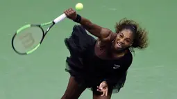 Serena Williams mengembalikan tembakan Magda Linette selama putaran pertama turnamen tenis AS Terbuka di New York, AS, Senin (27/8). Serena mengenakan koleksi terbaru kolaborasinya bersama Off White yang dirancang Virgil Abloh. (AP Photo/Jason DeCrow)