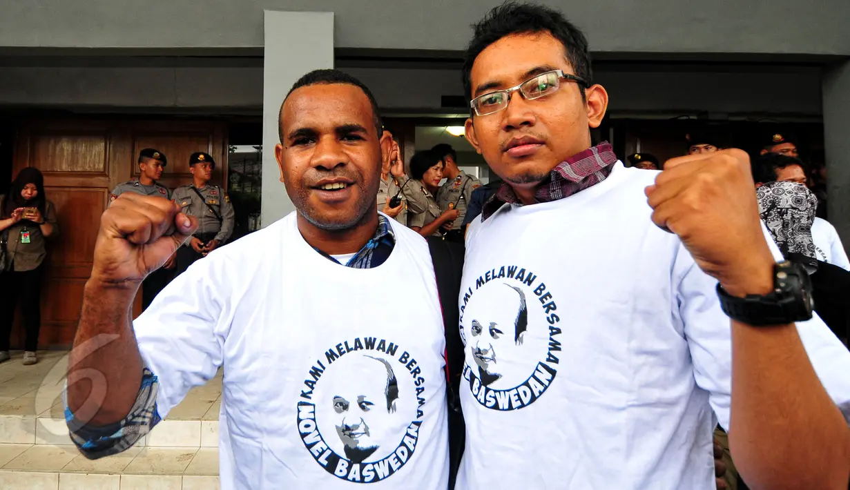 Para pendukung Novel Baswedan kompak mengenakan kaos putih bertuliskan 'Kami Melawan bersama Novel Baswedan' usai sidang putusan praperadilan di Pengadilan Negeri Jakarta Selatan, Selasa (9/6/2015). (Liputan6.com/Yoppy Renato)