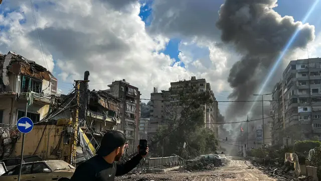 Dibombardir Israel, Kepulan Asap Hitam Warnai Langit Beirut Selatan Lebanon