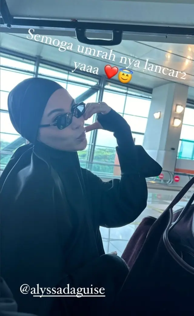 7 Potret Alyssa Daguise umrah bareng ibunda, tepis kabar beda keyakinan dengan Al Ghazali