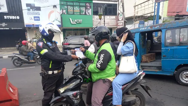 Anggota Satlantas Polres Metro Depok memberikan himbauan kepada pengendara pada operasi Keselamatan Jaya.