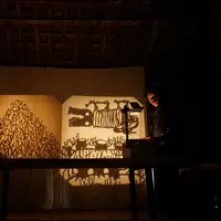 Museum MACAN menampilkan pertunjukan wayang Sirkus di Tanah Pengasingan: Oyong-oyong Ayang-ayang. (Foto: Charles Wangge)