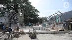 Suasana pembangunan revitalisasi Jembatan Cibubur, Jakarta, Senin (24/10/2022). Jembatan Cibubur yang saat ini sedang direvitalisasi, akan dilengkapi akses untuk pejalan kaki. Jembatan Cibubur yang menghubungkan Pasar Rebo dan Ciracas itu akan ditinggikan guna menghindari genangan ketika permukaan Kali Cipinang meninggi dan ditargetkan selesai pada bulan November 2022. (Liputan6.com/Faizal Fanani)