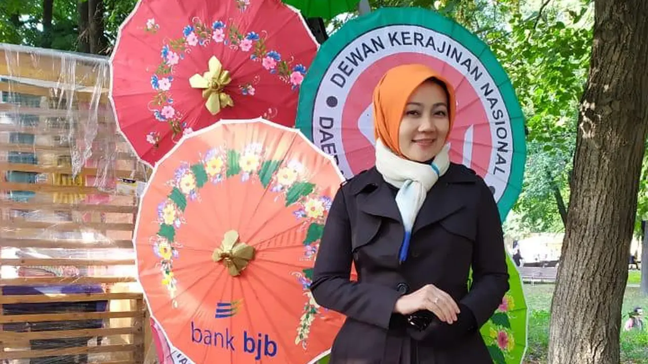 Payung Geulis Tasikmalaya Laris Manis di Serbu Warga Moskow
