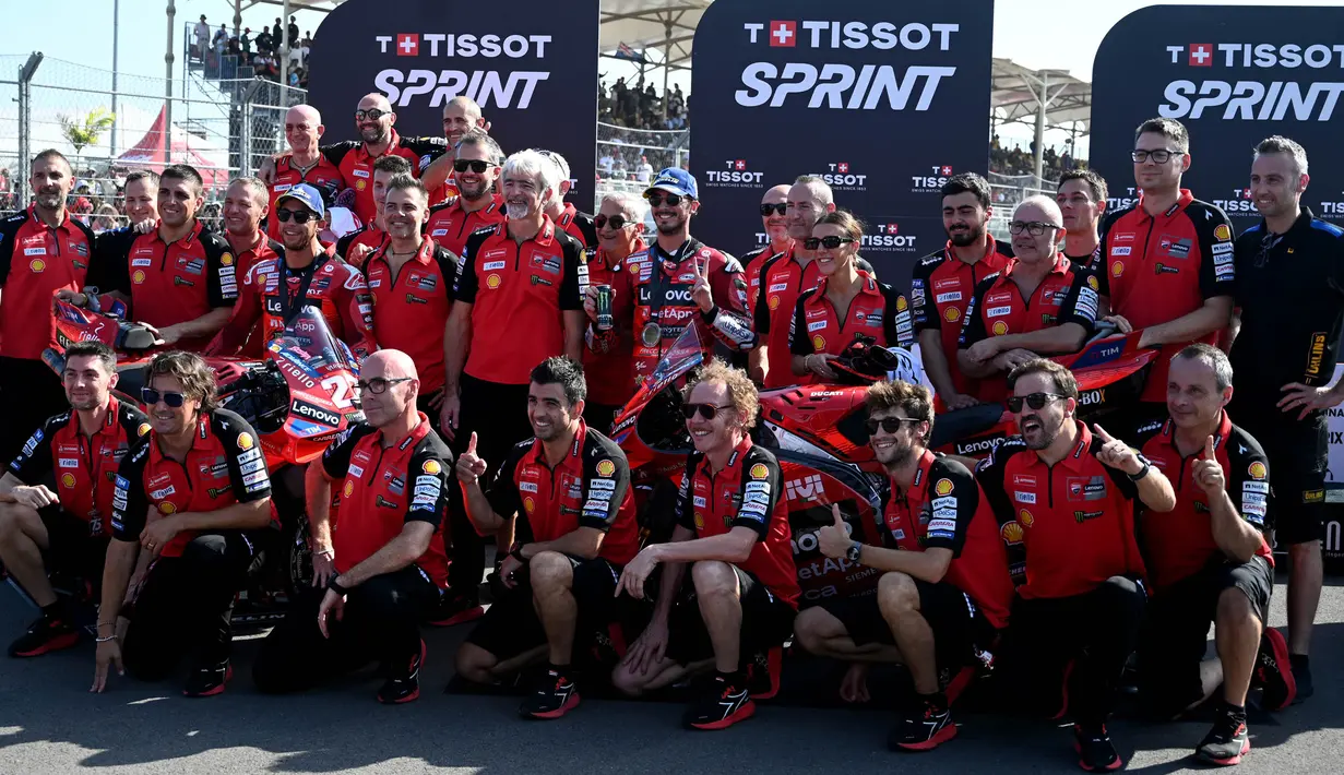 Raihan posisi satu-dua yang diraih Francesco Bagnaia dan Enea Bastianini disambut meriah Ducati Lenovo Team. (SONNY TUMBELAKA/AFP)