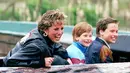 Ini ketika Pangeran William dan Harry bermain di The Thorpe Park Amusement Park pada April 2003. (Julian Parker/UK Press via Getty Images/USMagazine)