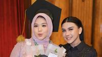 Potret wisuda Kanaya Tiara Atmaja anak ke-2 Bebizie Fatlanay (Sumber: Instagram/@bebizie)