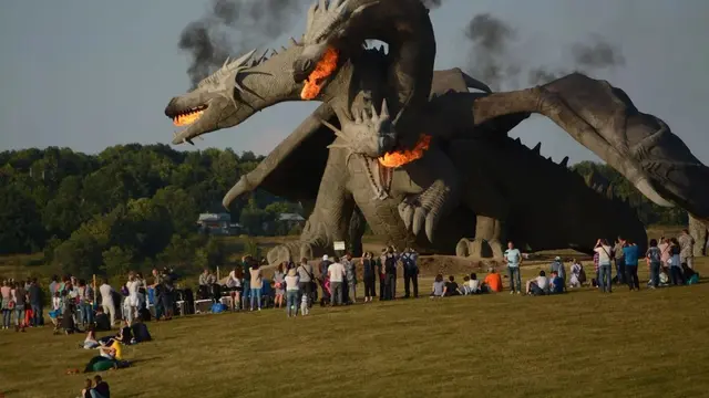 Patung Naga Berkepala Tiga di Desa Rusia (Sumber: Street Russian / Facebook).