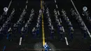 Sebuah band militer Pasukan Terjun Payung Rusia tampil selama Festival Musik Militer Internasional Menara Spasskaya di Lapangan Merah di Moskow, pada Kamis (26/8/2021). Namun, di tengah pandemi corona covid-19 festival ini diadakan tanpa penonton. (AP/Alexander Zemlianichenko)