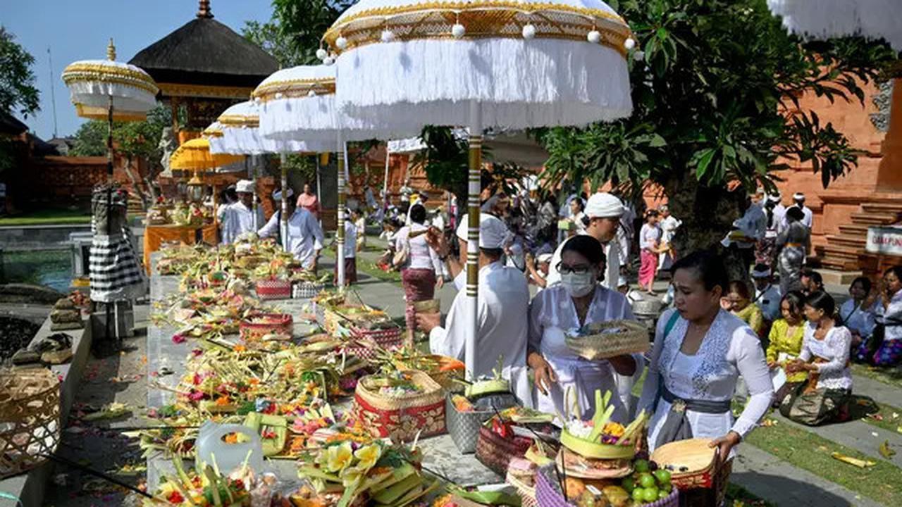 Berlangsung Khusyuk, Masyarakat Hindu Bali Peringati Hari Raya Galungan