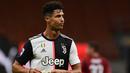 Penyerang Juventus, Cristiano Ronaldo, tampak kecewa usai timnya kalah saat menghadapi AC Milan pada laga lanjutan Serie A di San Siro, Rabu (8/7/2020) dini hari WIB. Juventus kalah 2-4 atas AC Milan. (AFP/Miguel Medina)